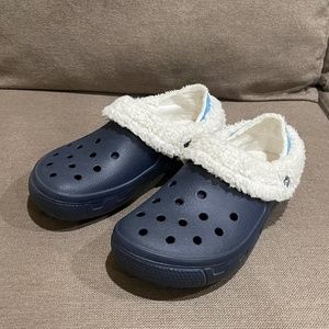 Fleece Lined Crocs 8M 10W (Navy & Cream)